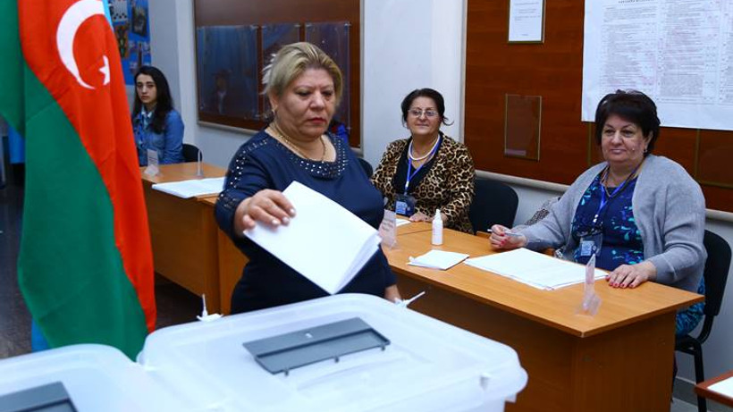 Azerbaycan'da cumhurbaşkanı seçimi erkene alındı
