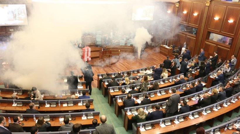 Kosova meclisinde gaz bombası atıldı