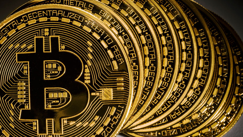 Bitcoin üç ayda yarı yarıya düştü