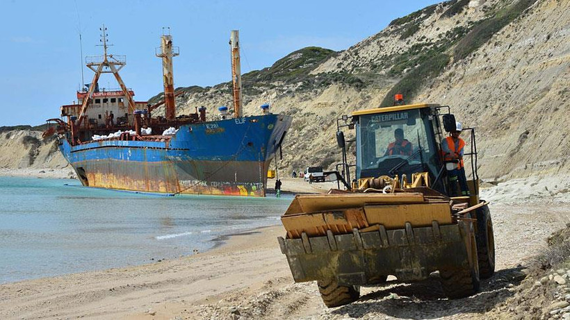 Bozcaada'nın 'davetsiz misafiri' sökülmeye başlandı