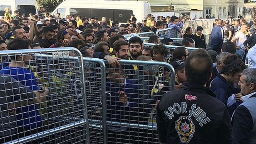 Taraftarı darp eden polis açığa alındı