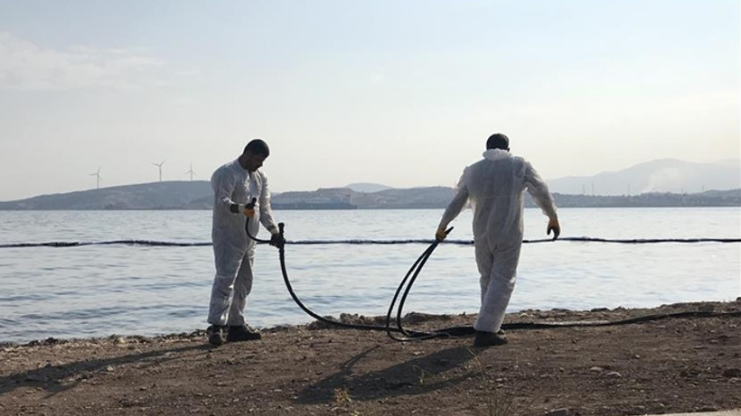 Foça'da denize sızan akaryakıtın yüzde 80'i temizlendi