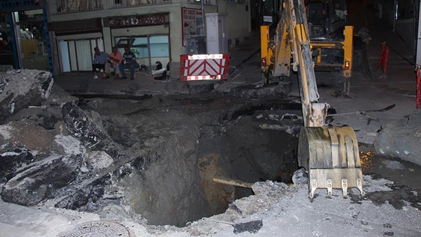 İstanbul'da yol çöktü