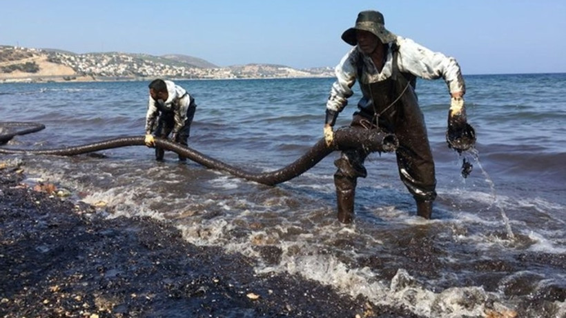 Foça'da denizi kirleten gemi tespit edildi