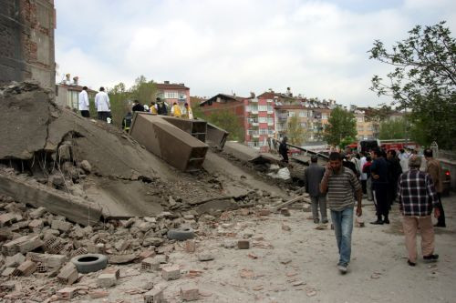 Malatya'da 7 katlı bina çöktü - Sayfa 1