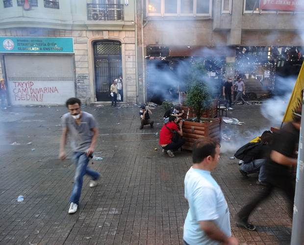 Taksim bu sabah gözyaşı ile yıkanıyor - Sayfa 1
