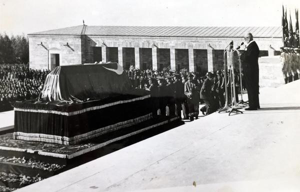 Atatürk'ün cenazesinden hiç görünmeyen fotoğraflar - Sayfa 2