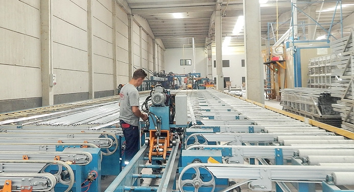 Elektro Statik Toz Boya Bolumu Globals Endustriyel A S Talasli Imalat Sac Isleme Seri Yedek Parca Imalati Ozel Makine Ve Aparat Imalati Lazer Kesim Bukum Kaynakli Parca Uretimi Elektro Statik Toz