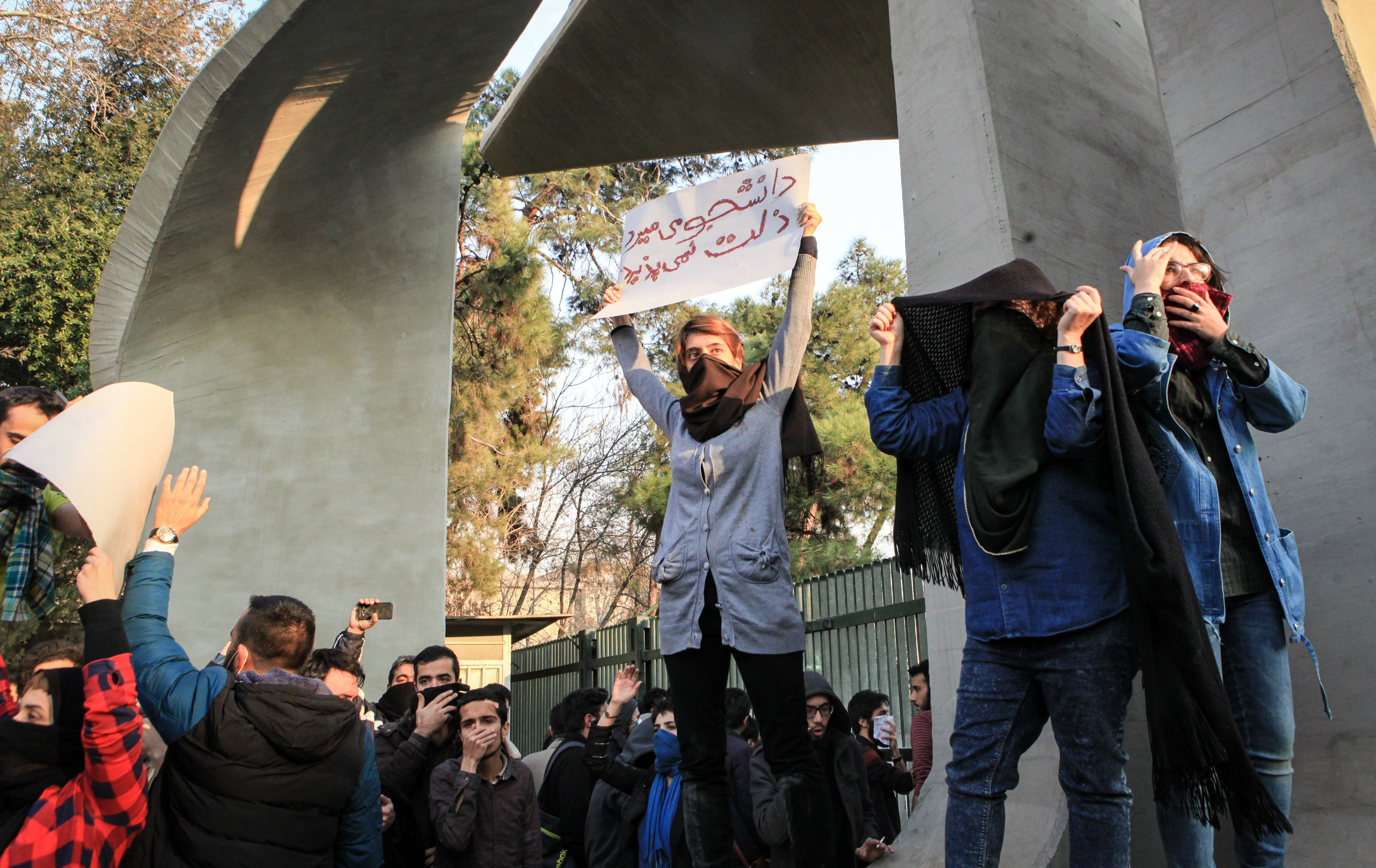 İran'daki gösterilerde kan aktı: 2 ölü