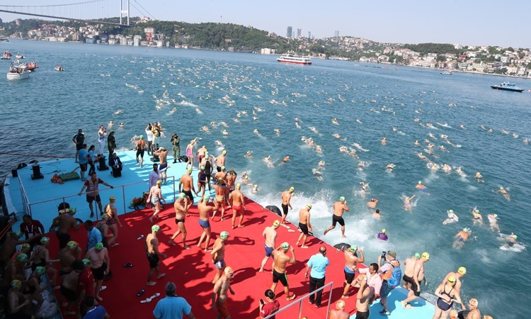 İstanbul Boğazı'nda yüzme şöleni - Sayfa 1