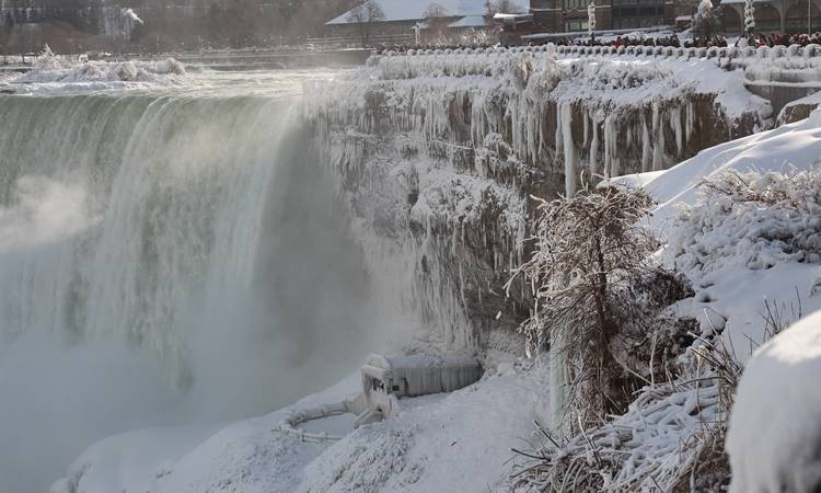 Niagara Şelaleleri buz akıyor - Sayfa 1