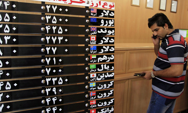 İran'da riyaldaki rekor düşüş sonrası döviz bürolarına baskın