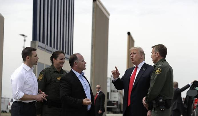 Trump, sınır duvarı prototiplerini inceledi - Sayfa 1