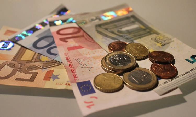 Euro 5 lirayı, dolar 4,07'yi geçti