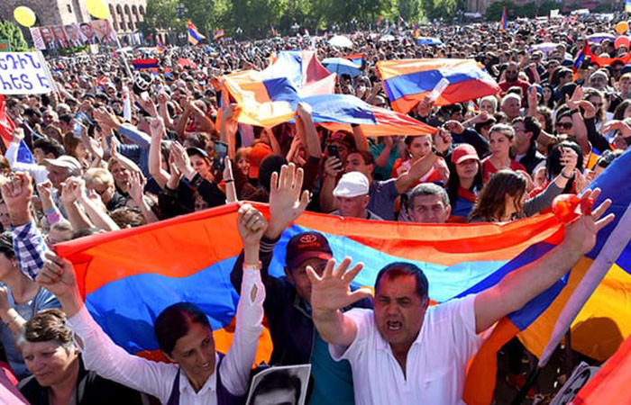 Ermenistan'da muhalifler başkente girişleri durdurdu