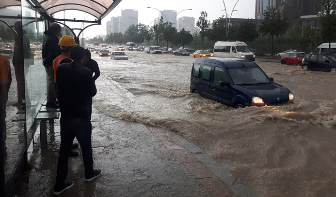 Yağmur Ankara’yı felç etti