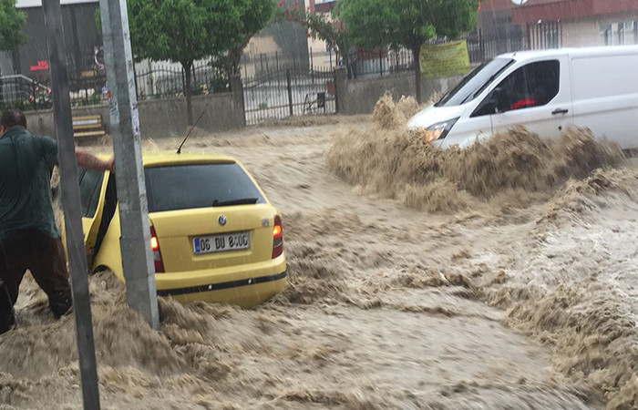 Ankara Mamak'ta sağanak yağış sele neden oldu