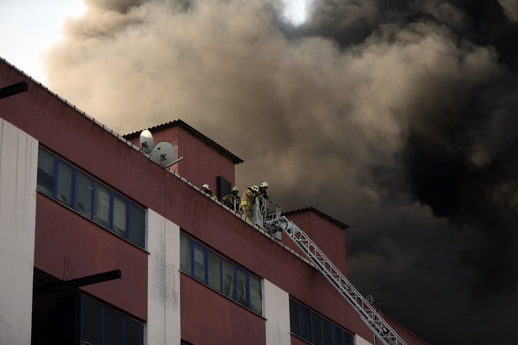 İstanbul'da iplik fabrikasında yangın - Sayfa 1