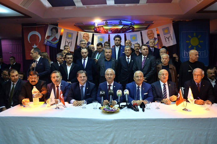Mersin'de MHP'den istifa eden meclis üyeleri İYİ Parti'ye geçti
