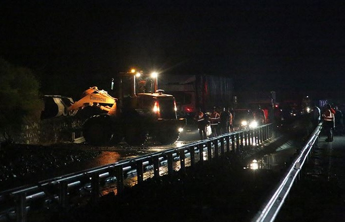 İzmir - Manisa Karayolu, meydana gelen heyelan nedeniyle ulaÅıma kapandı. ile ilgili görsel sonucu