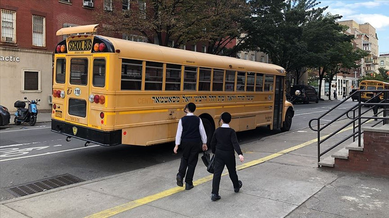 New York'ta okullar yeniden kapatılıyor