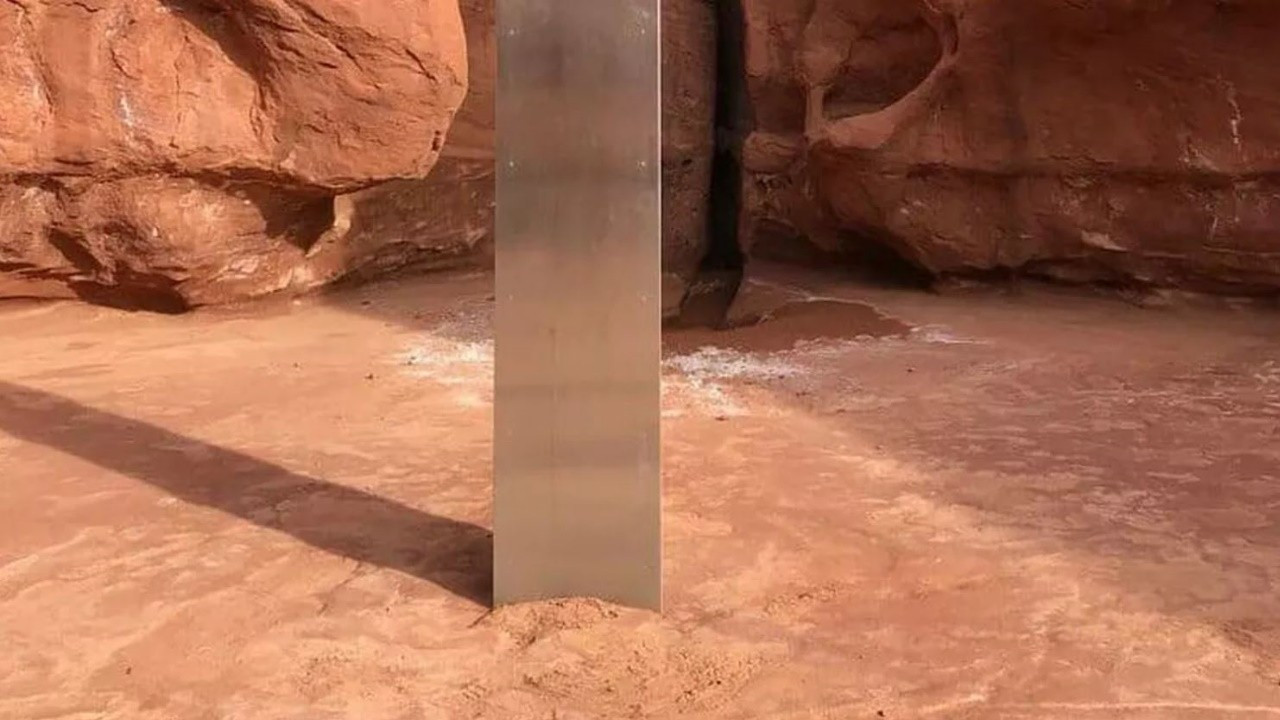 Çölün ortasında gizemli bir monolit bulundu