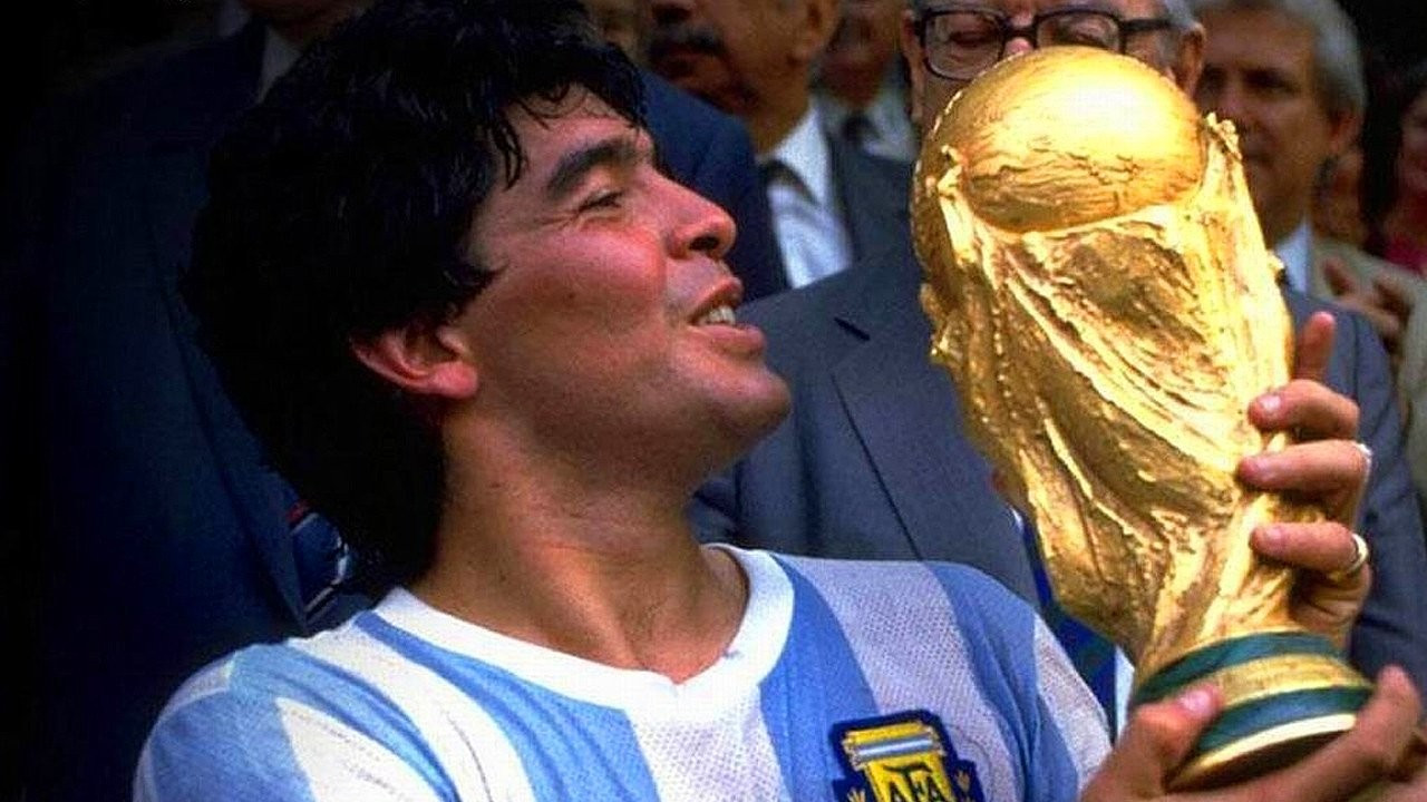 Futbol dünyasından Maradona geçti