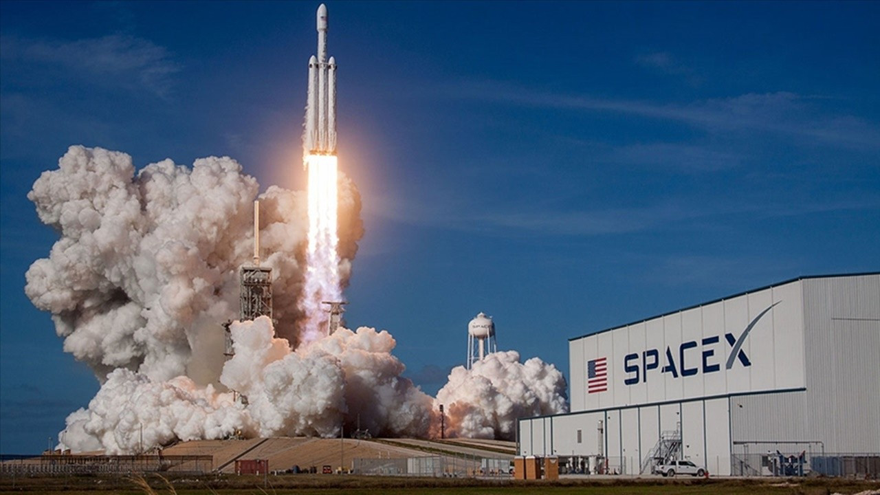 SpaceX, Falcon 9 roketiyle 49 uyduyu daha uzaya taşıdı
