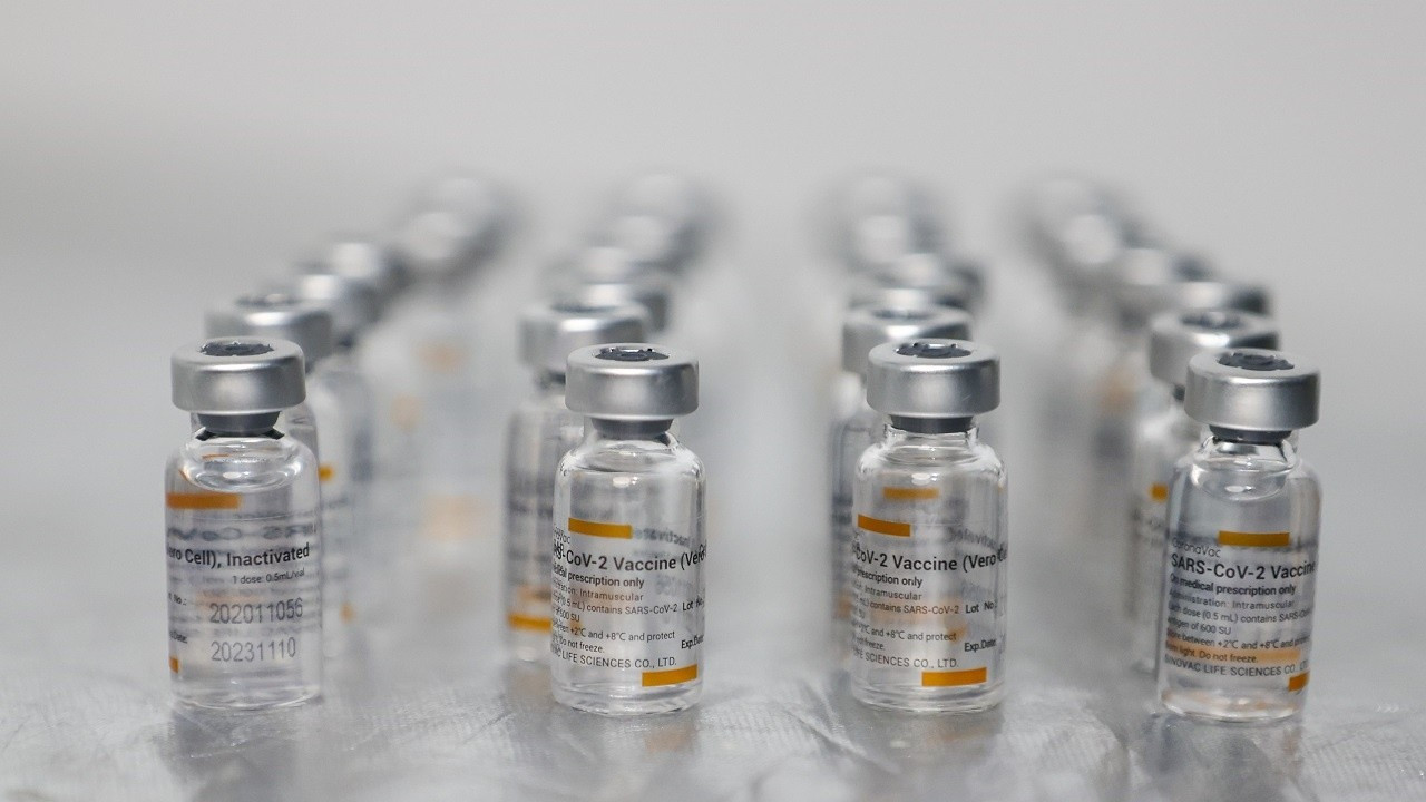 Avrupa'da aşı savaşları yaşanıyor