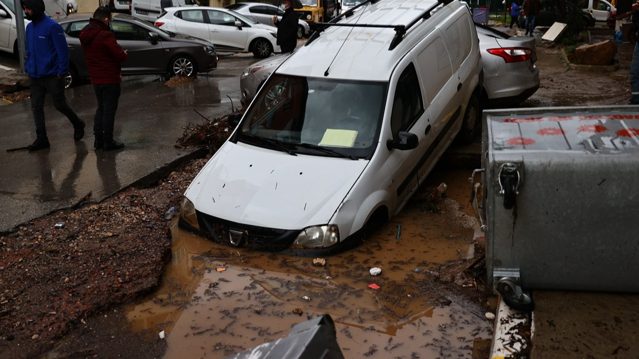 izmir de sel felaketi yollari evleri