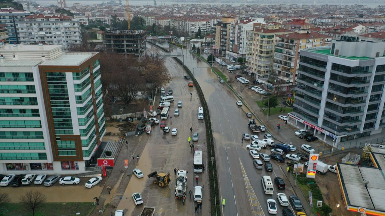 izmir de sel felaketi yollari evleri