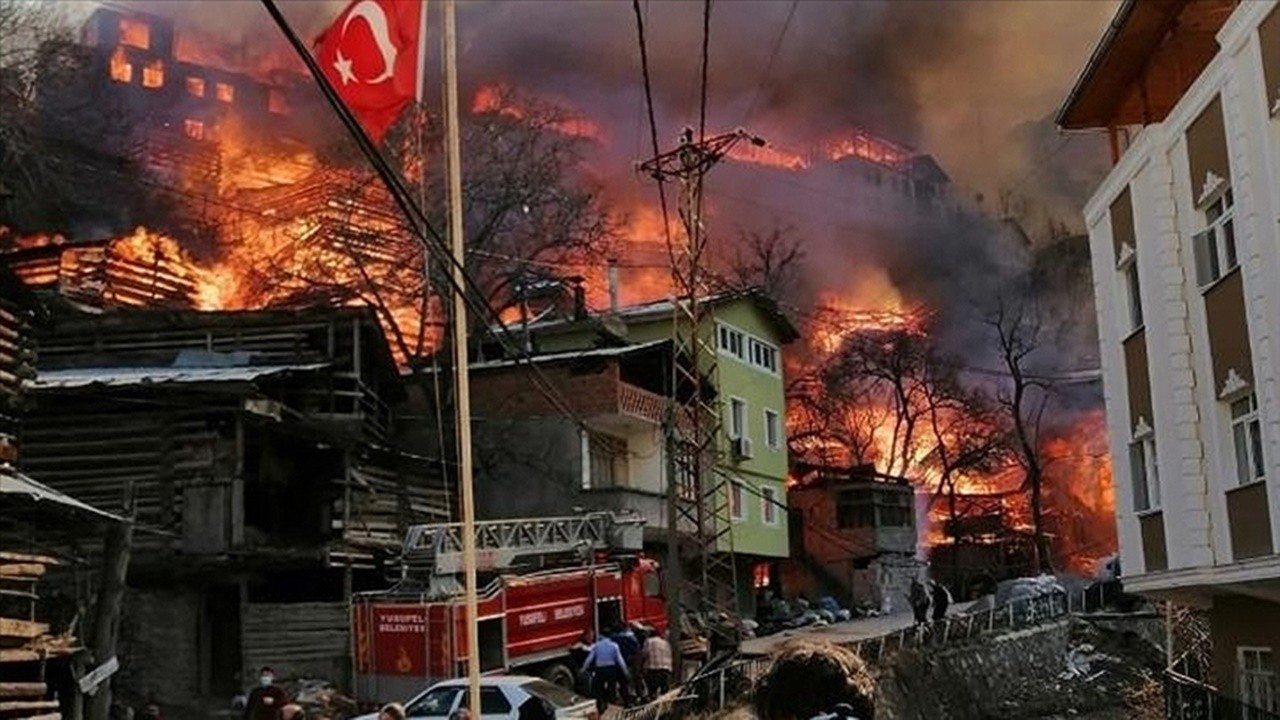 Artvin'de çok sayıda eve sıçrayan yangına müdahale ediliyor