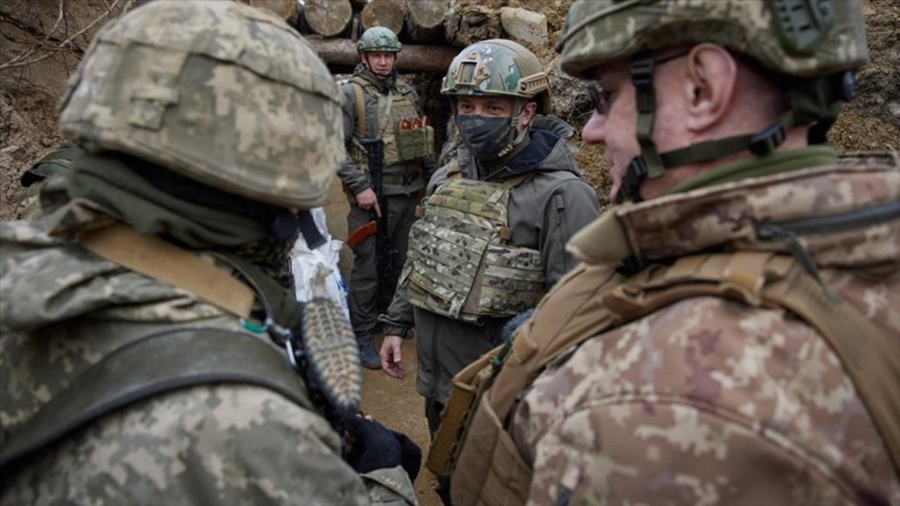 Ukrayna Devlet Başkanı Zelenskiy'den Donbas cephesine ziyaret
