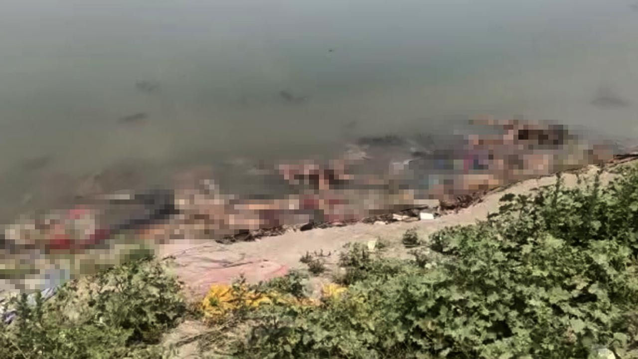 Hindistan’da Ganj kıyısına COVID-19'dan ölenlerin cesetleri vurdu