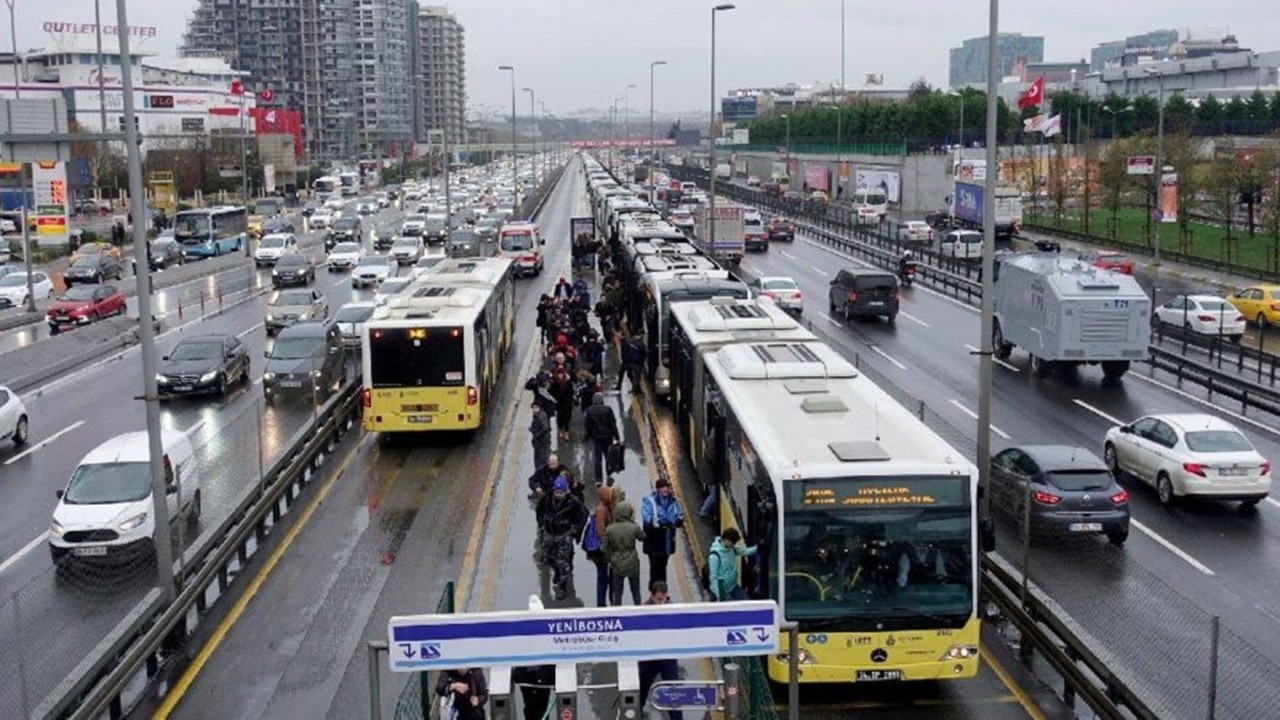 Bıçakla metrobüse giren kişi gözaltına alındı