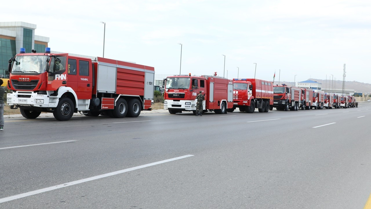 Azerbaycan, Türkiye'ye 53 itfaiye aracı gönderdi