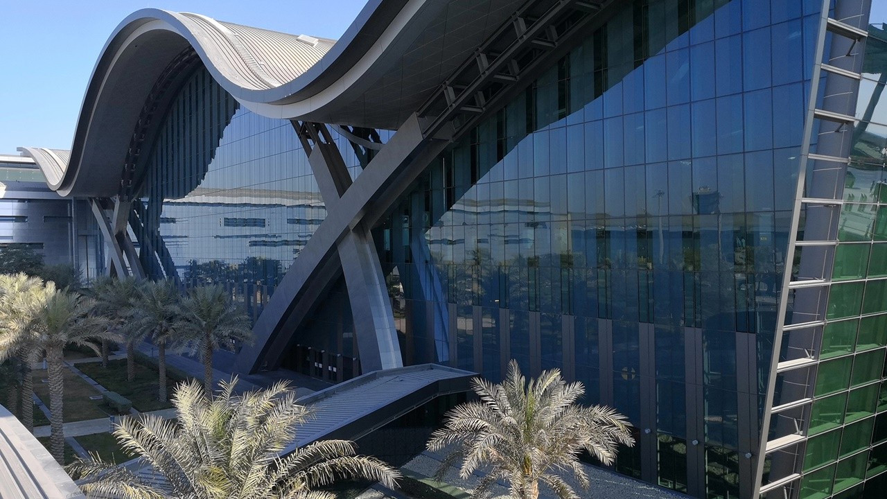 Арма контроль. Доха Хамад. Hamad International Airport. Аэропорт Доха Катар. Хамад аэропорт статуя