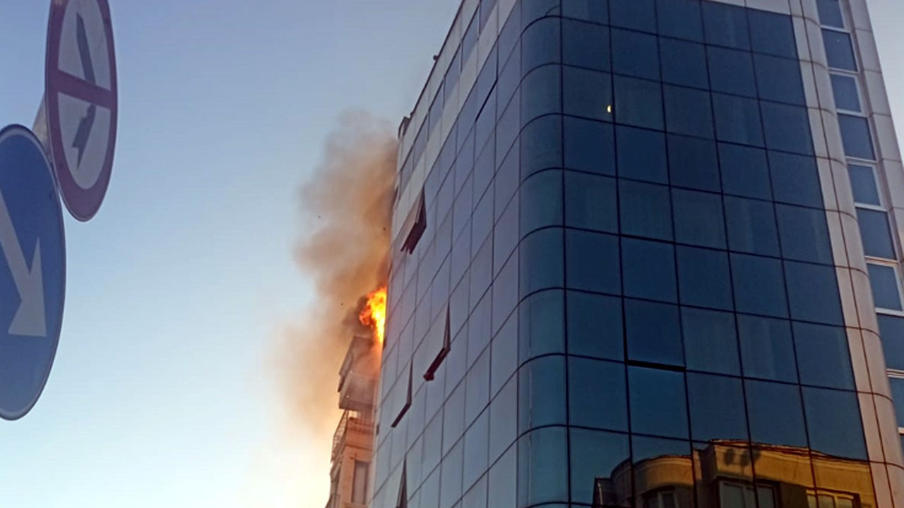 Taksim'de 6 katlı otelde yangın