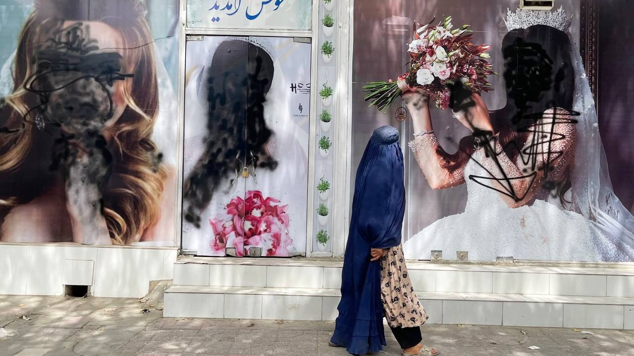 Taliban kontrolünde Afganistan: Kadın fotoğrafları tahrip ediliyor
