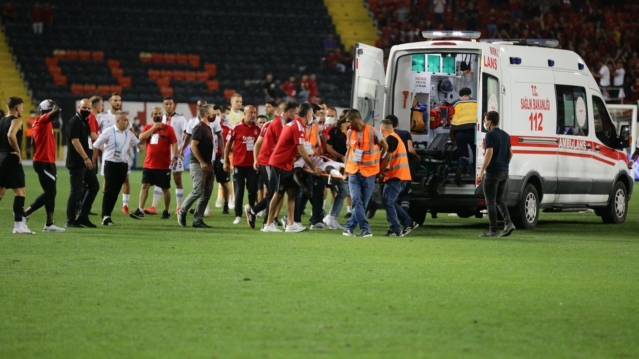 Beşiktaş-Gaziantep FK maçında fenalaşan N’Sakala, hastaneye kaldırıldı