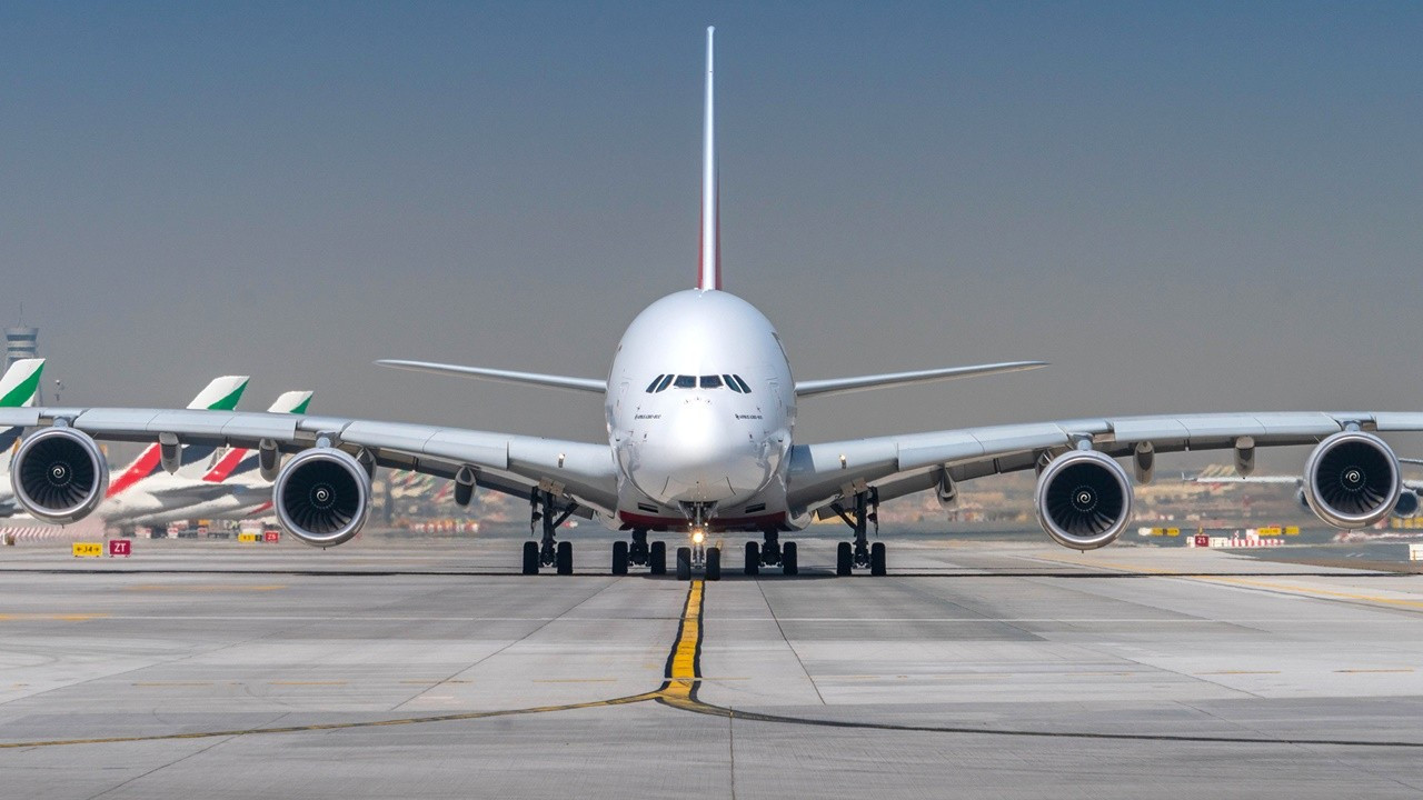 Dev Airbus A380, İstanbul'a acil indi