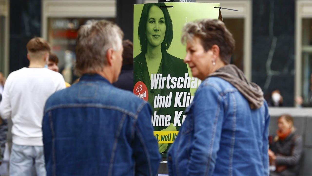 Almanya seçimlerinden ilk sonuç: İki parti kafa kafaya