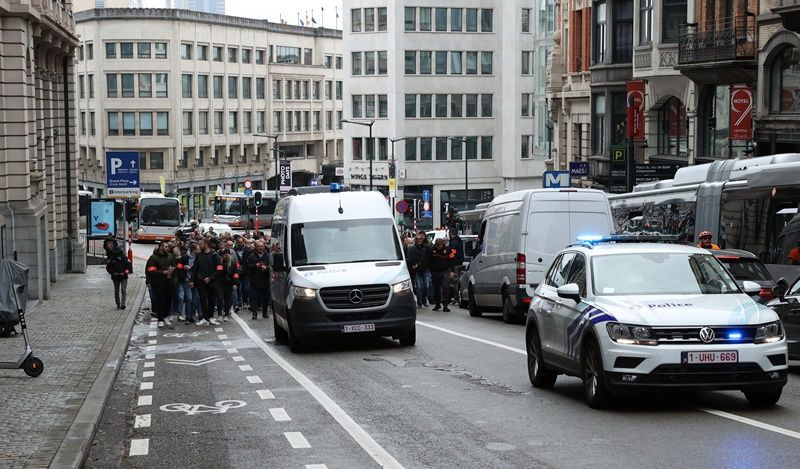 Belçika'da polisler hükümeti protesto etti - Sayfa 3