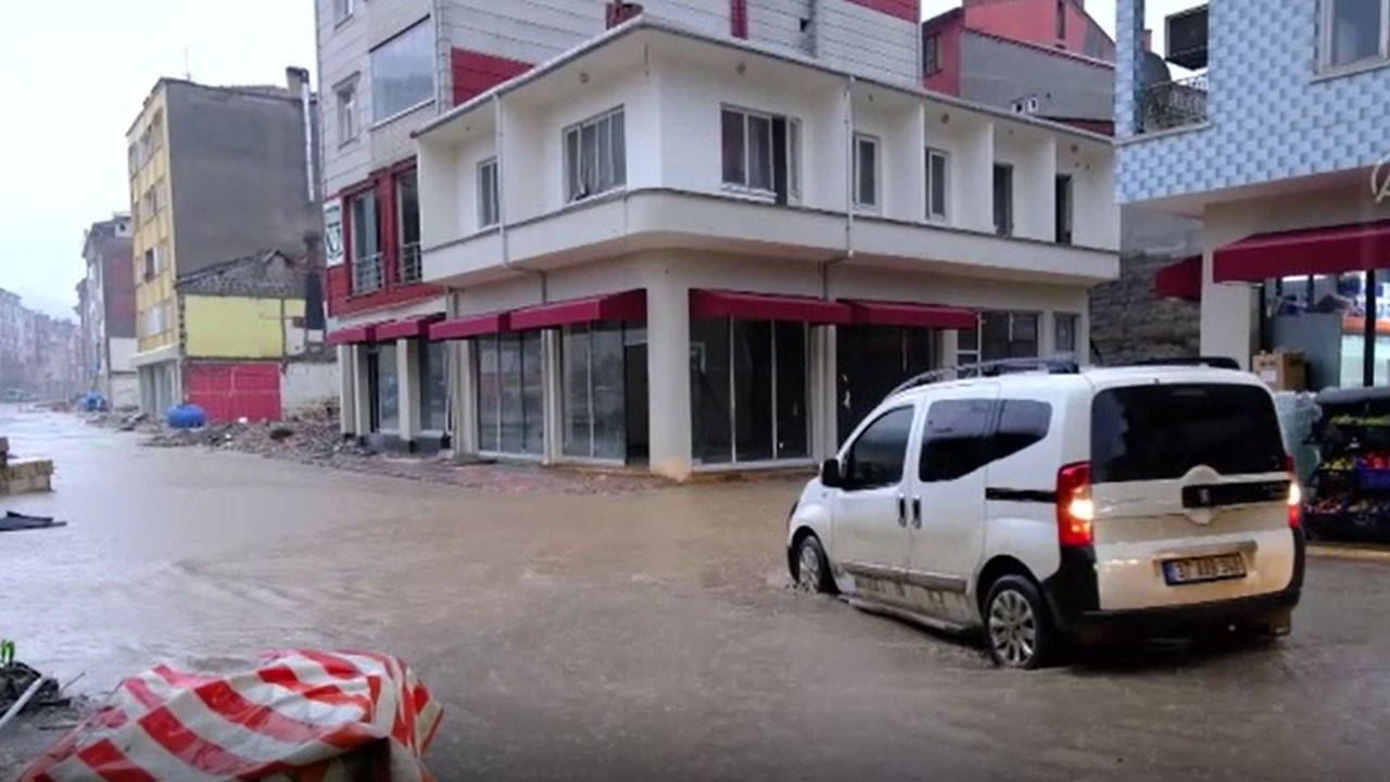 Bozkurt'ta şiddetli yağış yüzünden sokakları su bastı