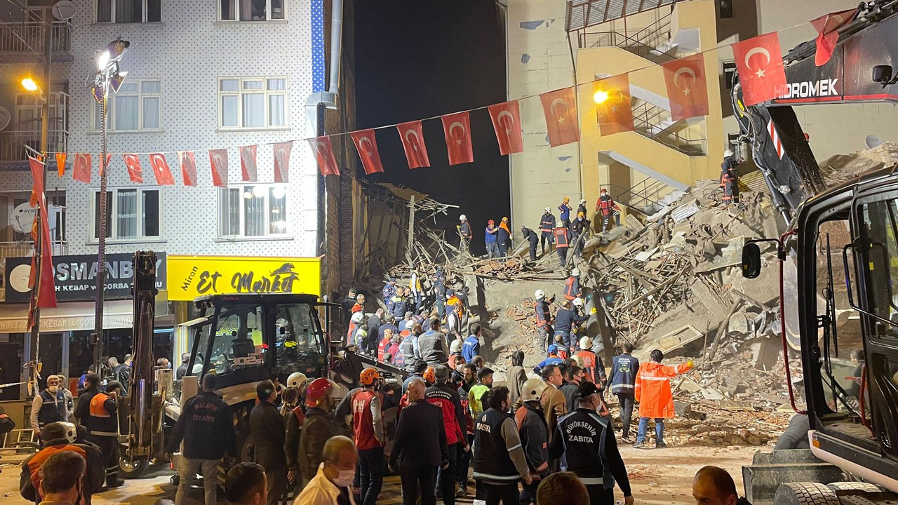 Malatya'da 2 katlı bina çöktü: 13 kişi yaralı kurtarıldı