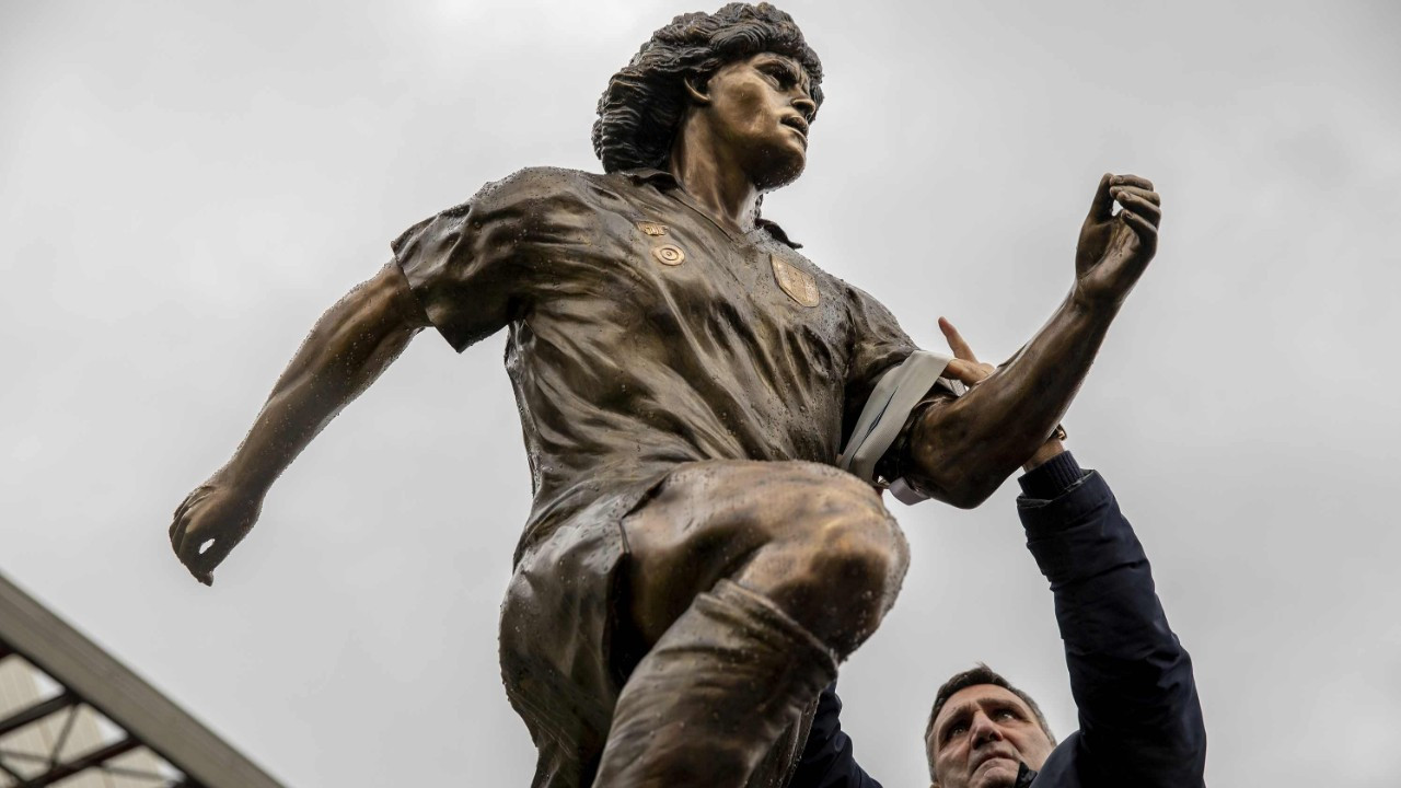 Maradona'nın heykeli stadyuma dikildi