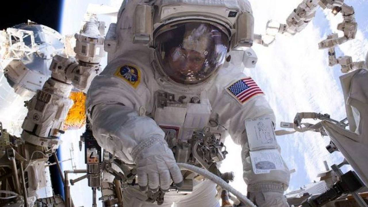 NASA astronotlarının uzay yürüyüşüne çöp engeli