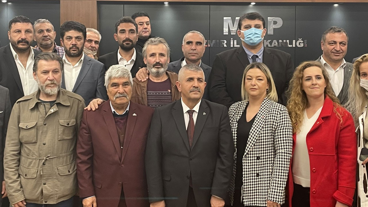 İzmir'de İYİ Parti'den istifa eden 14 kişi MHP'ye katıldı
