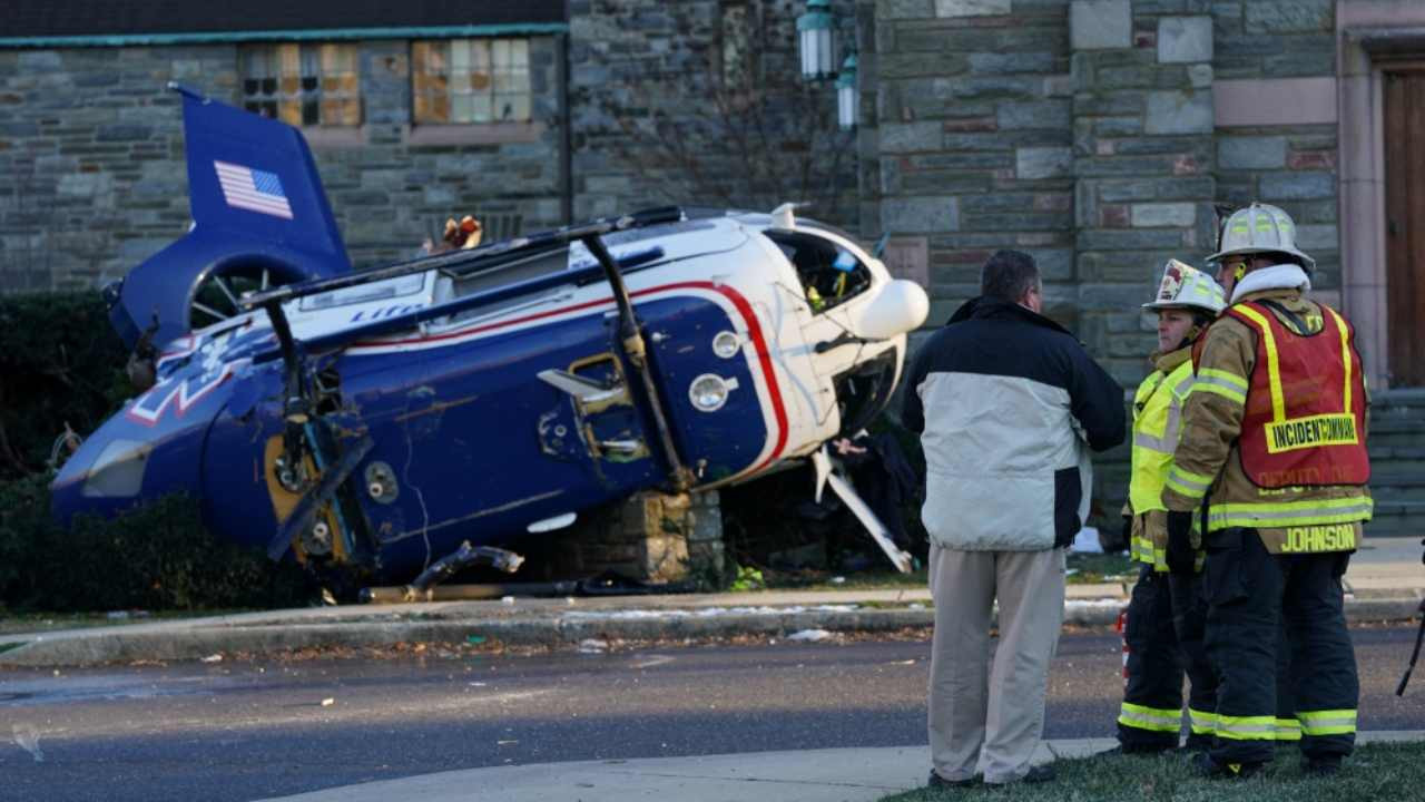 ABD'de ambulans helikopter düştü: 4 kişi kurtuldu