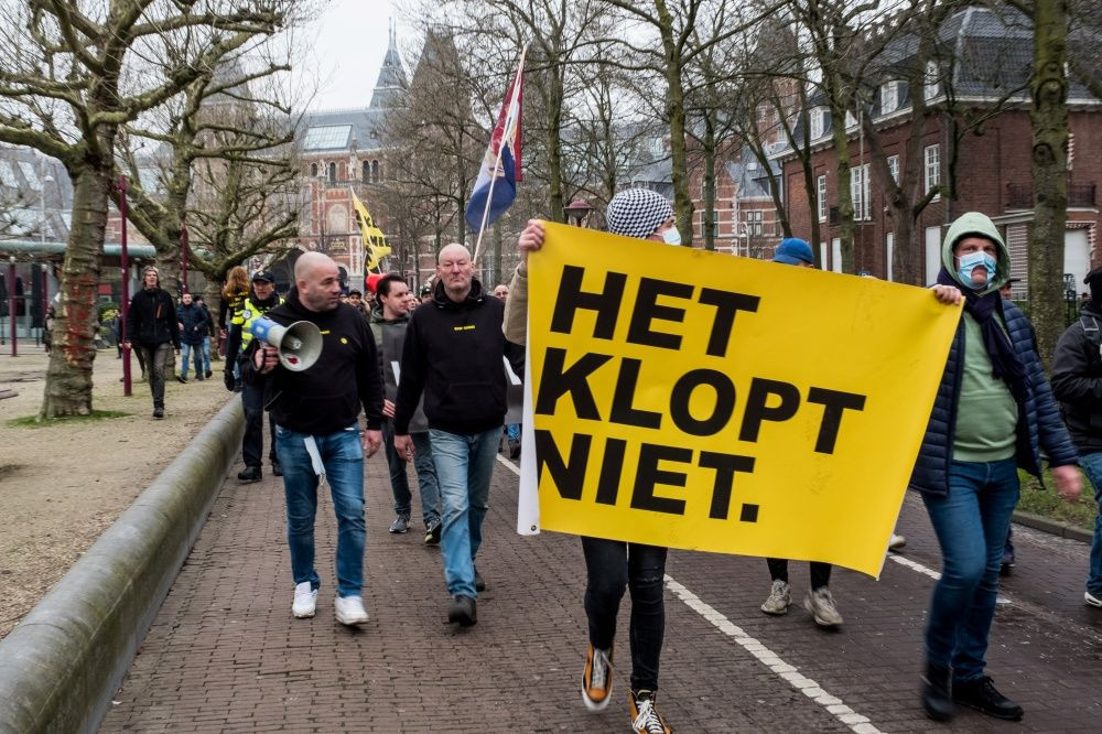 Hollanda'da binlerce kişi kısıtlamaları protesto etti - Sayfa 1